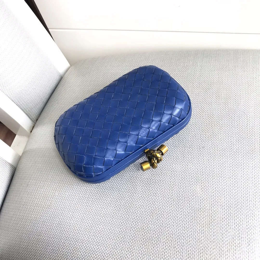 Sheepskin Knot clutch~~~Classic small clutch bag, engraved with the iconic metallic twist buckle. Size: 17cm*10.5cm*6cm MS8651